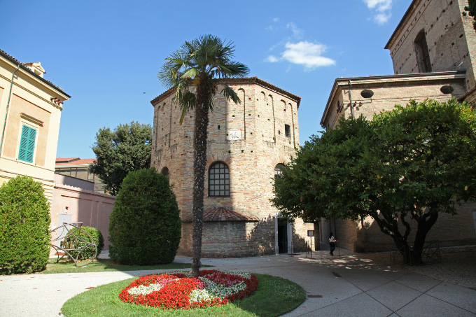 Il Battistero Neoniano, detto anche degli Ortodossi - Neonian Bapistery, also known as the Orthodox Baptistery