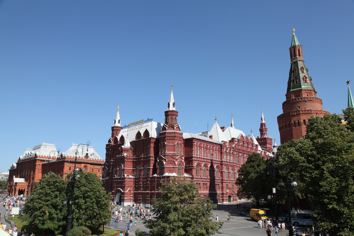 From Манежная Площадь – Manezhnaya Ploshchad: Музей Отечественной войны 1812 г.  – Museum of the Patriotic War of 1812  then  Государственный Исторический Музей – State Historical Museum then Угловая Арсенальная Башня (Собакина) – Corner Arsenal Tower (nicknamed Sobakina)