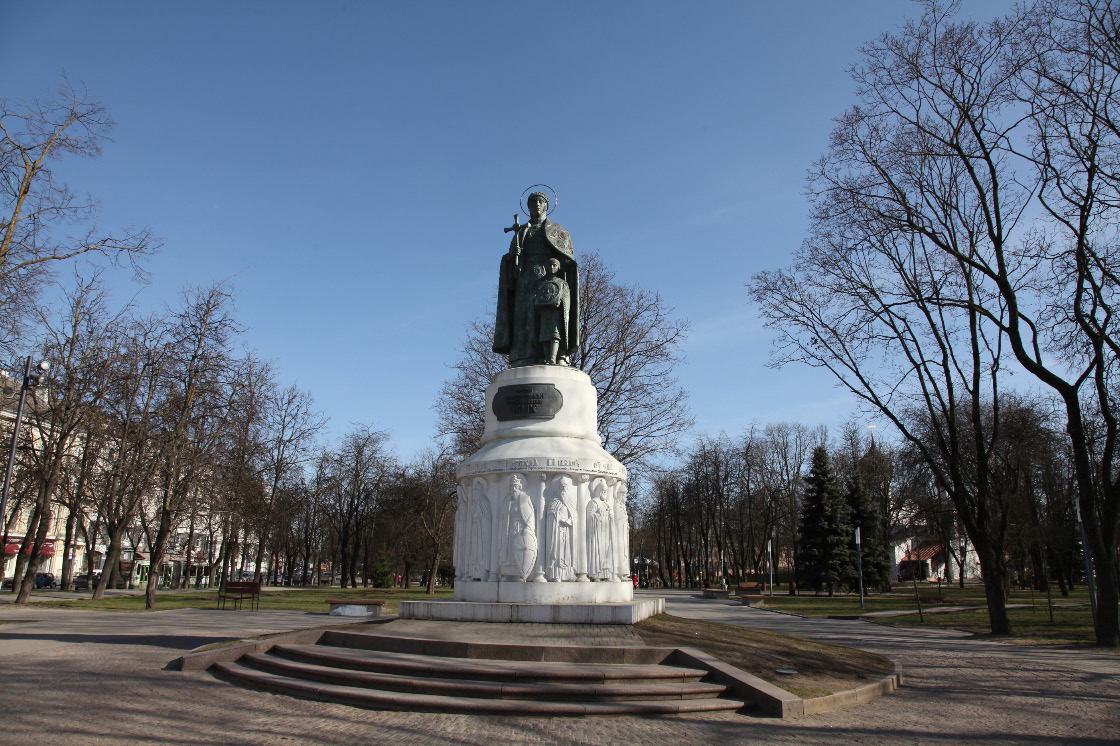 Monumental bronze of grandmother and grandson in Olga's home town of Pskov by sculptor В М Клыков – V.M. Klykov and architect С.Ю. Битный – S.Yu Bitnyi