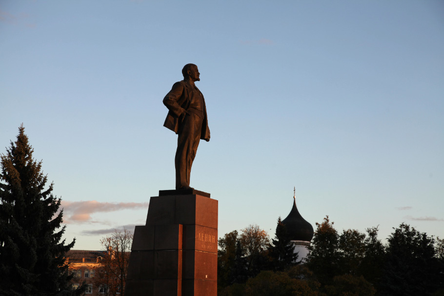 Lenin still hovering over the cupolas of the Храм Архангелов Михаила и Гавриила – Church of the Archangels Michael and Gabriel